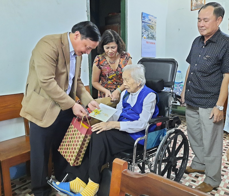 Bí thư Tỉnh ủy Khánh Hòa thăm, tặng quà các gia đình lão thành cách mạng